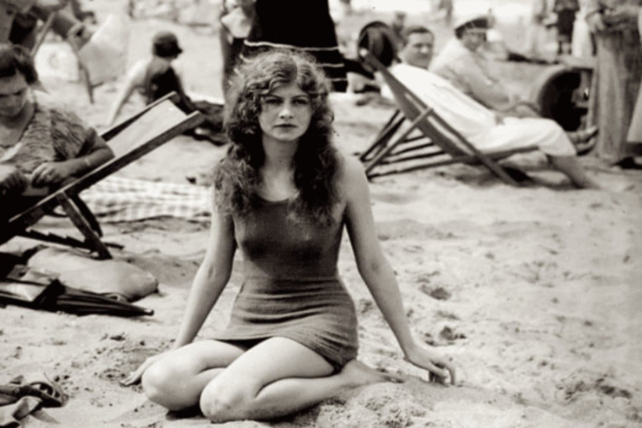 Lady on the beach – 1940s.jpg