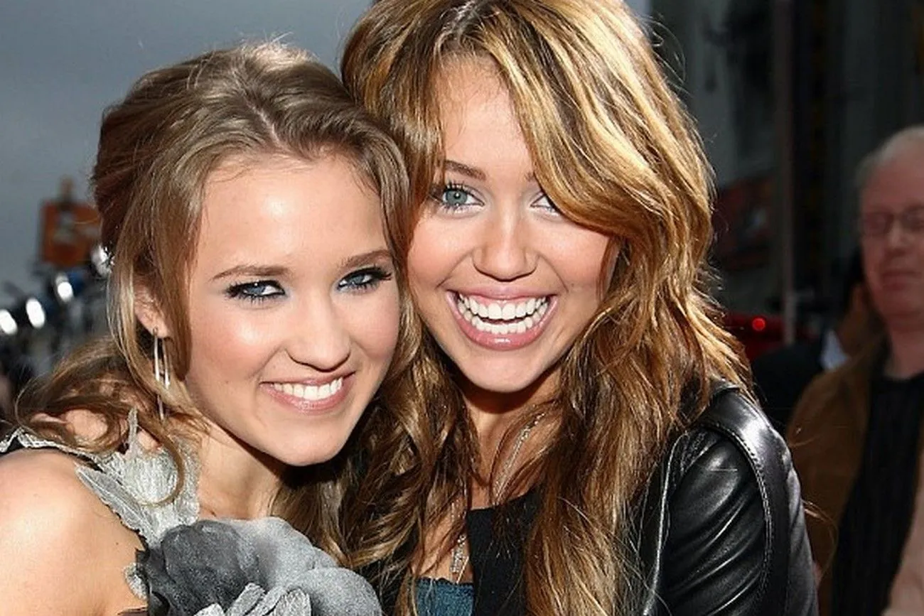 Miley Cyrus & Emily Osment – Hannah Montana.jpg?format=webp